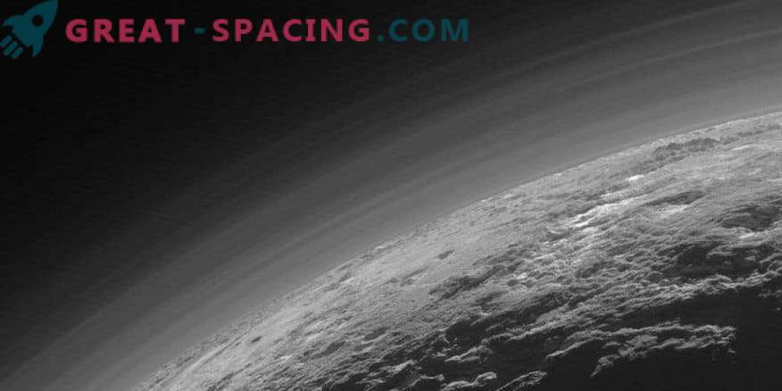 Въглеродната мъгла на Плутон поддържа ниската температура