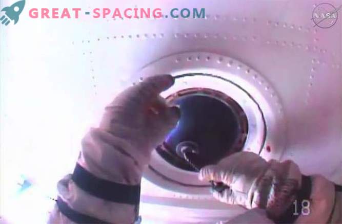 Astronauterna skrubbar stationens fönster