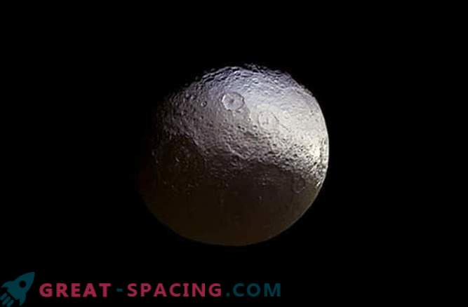 Касини направи нова слика на сателит Iapet