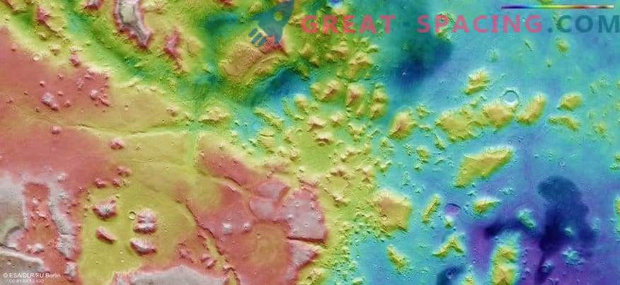 Водата, ветерот и мразот учествуваа во формирањето на површината на Марс
