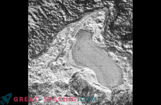 Плутон има азотни езера кои се замрзнуваат и се топат