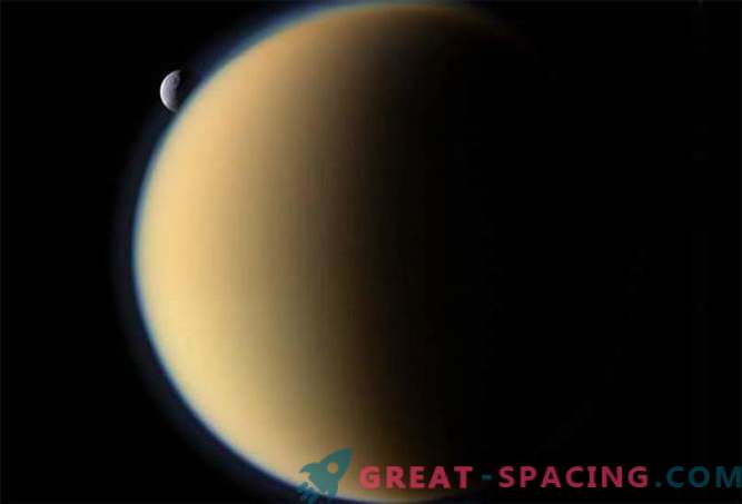 Сондата на Касини ќе направи последна лета околу две мразни Сатурн