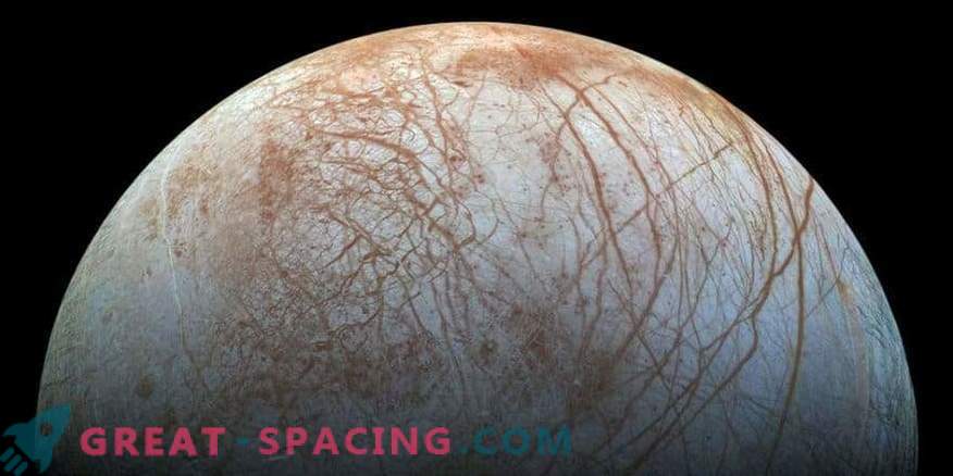Јупитеровиот сателит ги изненадува научниците со чудна ладна точка
