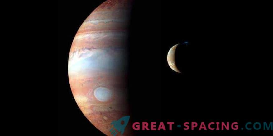 Сателитите на Јупитер оставаат траги во светлината на планетата