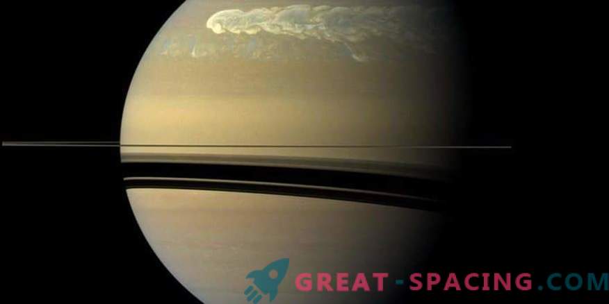 Големи бури ја тресат атмосферата на Сатурн