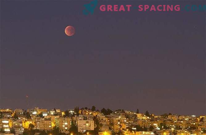 Зашеметувачката крвна месечина го погоди светот: слика