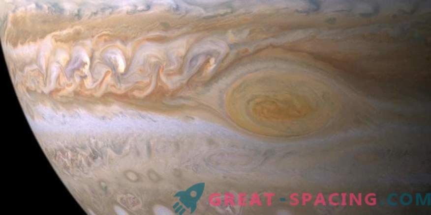 Дали Јупитер е исполнет со вода? Одговори под Големата црвена точка