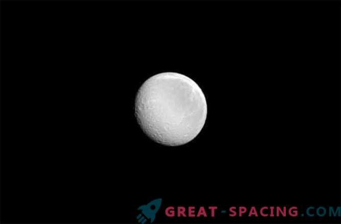Целосна месечина на Сатурн: Реј сјае за Касини
