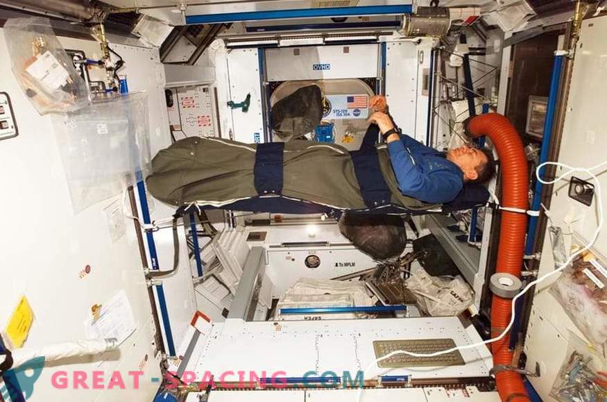 Како живеат астронаутите на ISS: дневна рутина, слободно време, спиење и храна