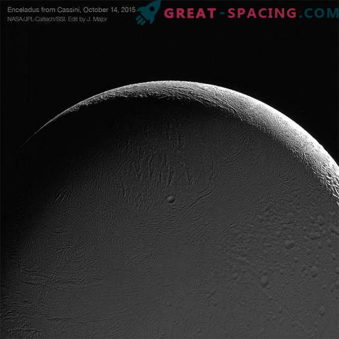 Касини ги испитува Енцелад, прекрасни фотографии