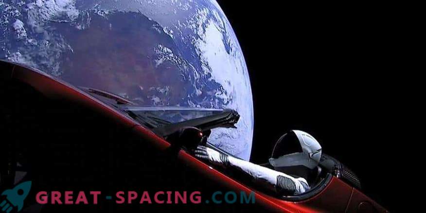 Старман и Тесла одат надвор од Марс