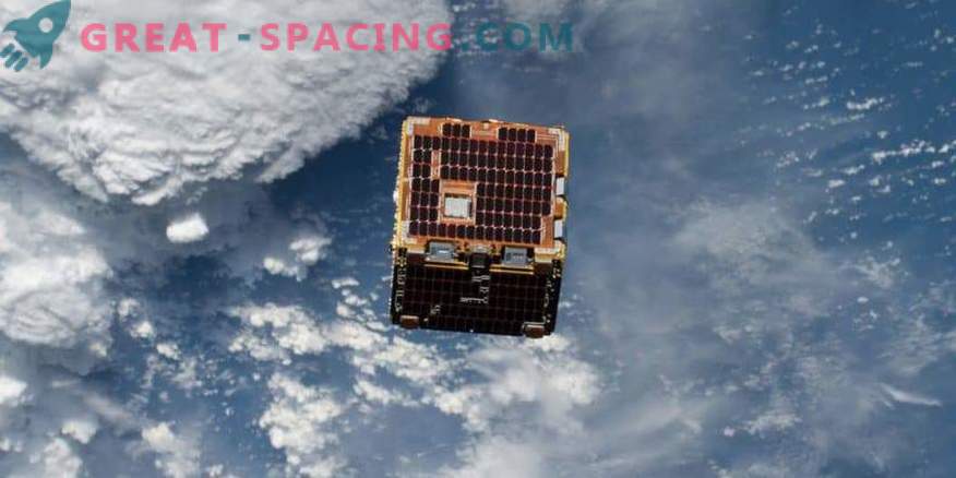 Еден мал сателит се обидува да го ослободи беснее простор ѓубре