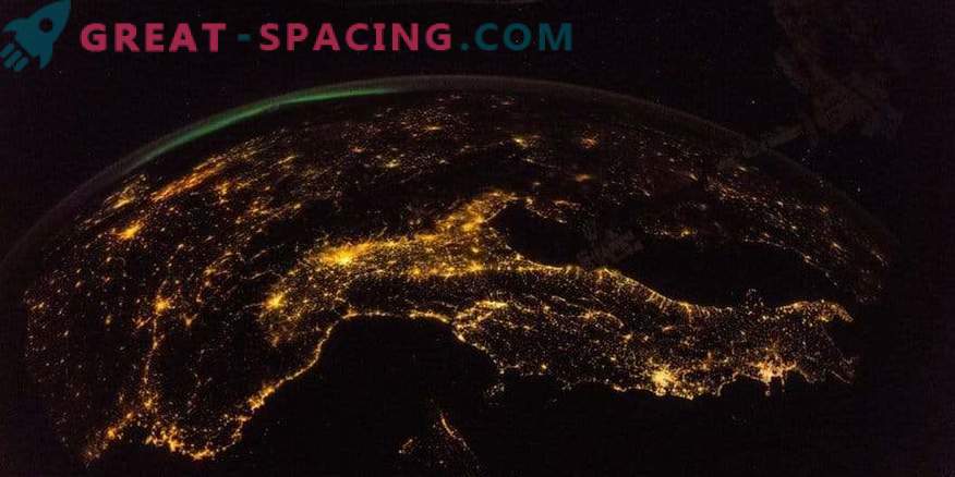 Неверојатен поглед од ISS до ноќта Земјата