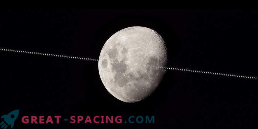 Меѓународната вселенска станица лета против позадината на Месечината