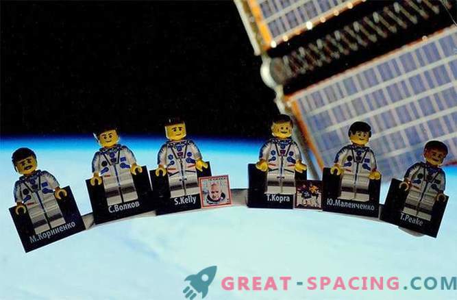 Астронаутот на Велика Британија ја демонстрира космичката станица ЛЕГО за слободни возачи