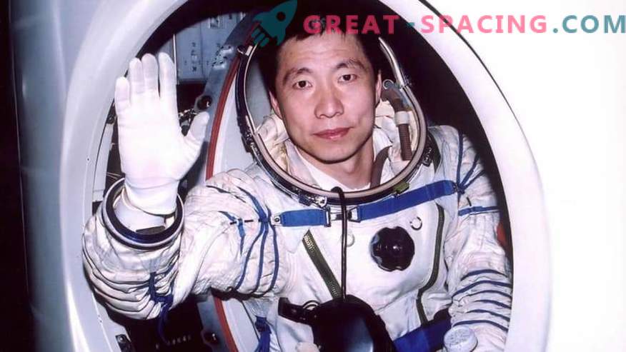 Кинески астронаут зборува за чуден шум во вселенското летало. Мислење ufologov
