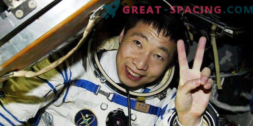 Кинески астронаут зборува за чуден шум во вселенското летало. Мислење ufologov