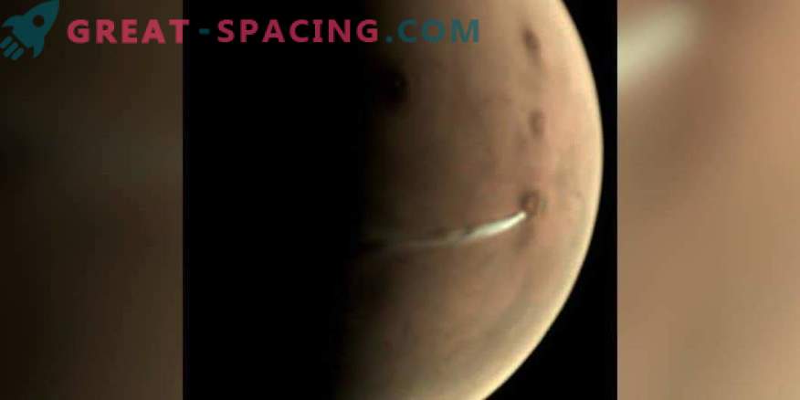 Вулканска активност на Марс? Мистериозниот облак се протега низ вулканот Марс