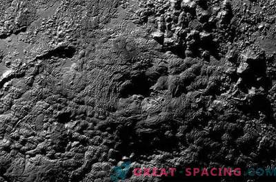 Starka berg på Pluto kan vara isfält
