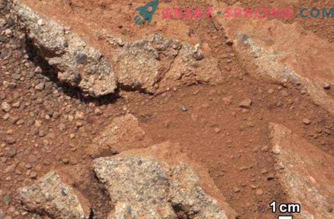 Марс камчиња покриени многу милји по должината на реката