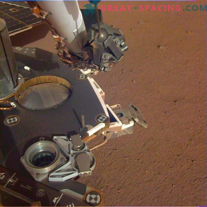 InSight ослободува роботска рака! Нови фотографии од Марс
