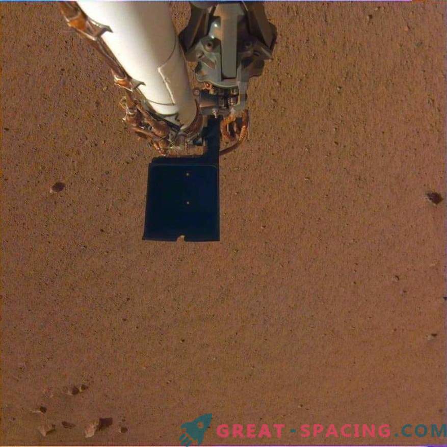 InSight ослободува роботска рака! Нови фотографии од Марс