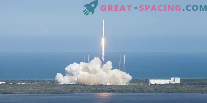 SpaceX го одложува датумот на испраќање на туристи во лунарната орбита