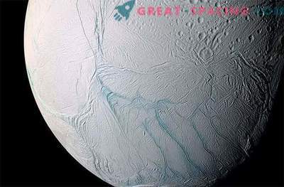 Saturnas satelītam Enceladus ir zemūdens zem tās virsmas