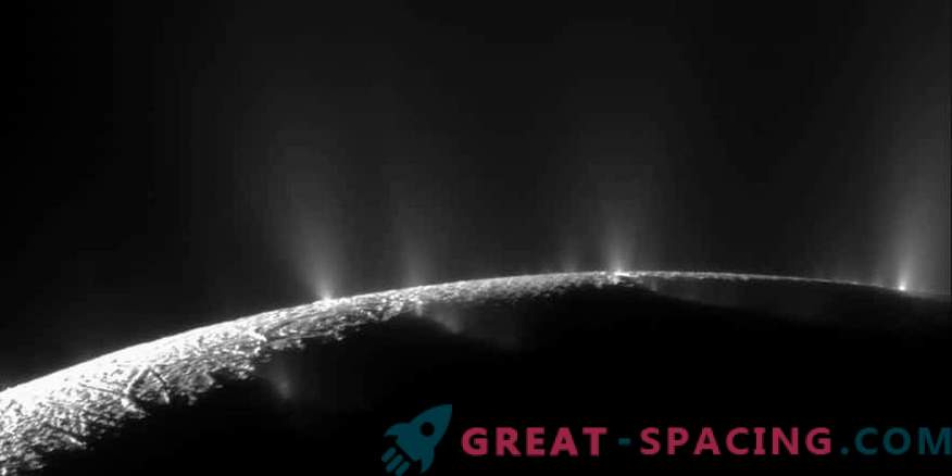 Сателитскиот сателит Енцеладус има океан под површината