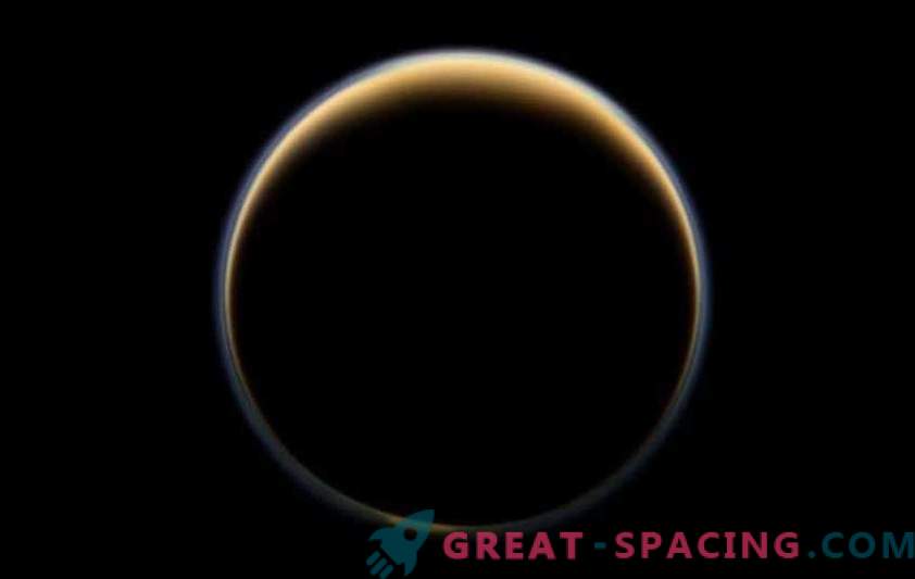 Касини откри мраз кристали од метан во атмосферата на Титан