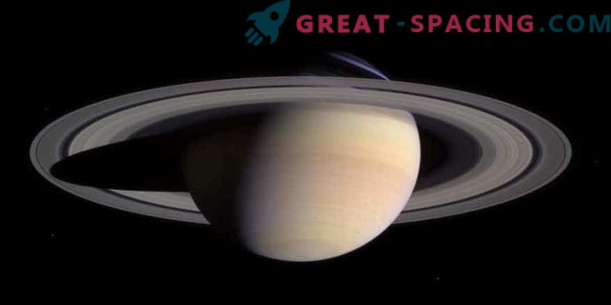 Водата во прстените и месечините на Сатурн наликува на онаа на земјата