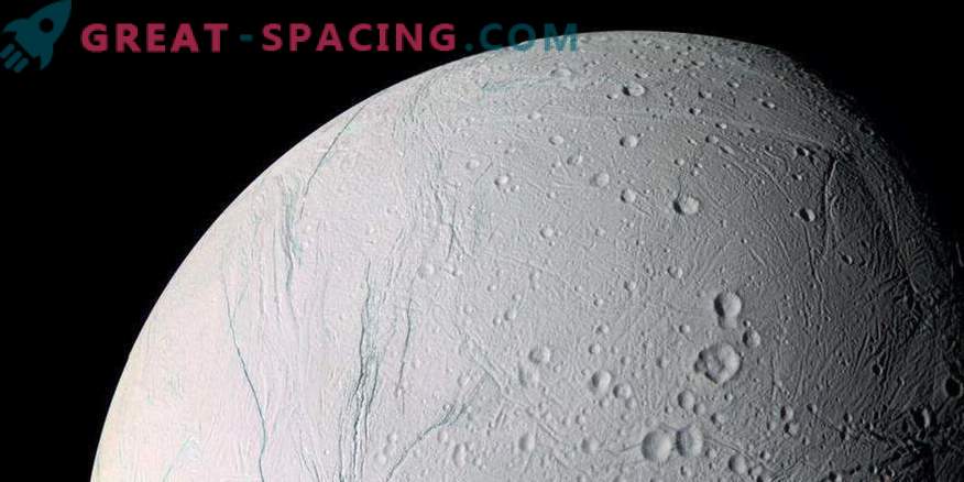 Saturnski satelit Enceladus bi se lahko prevrnil