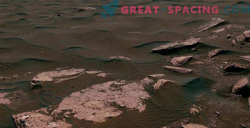 Ровер на НАСА зема примерок од активна Марсска дина
