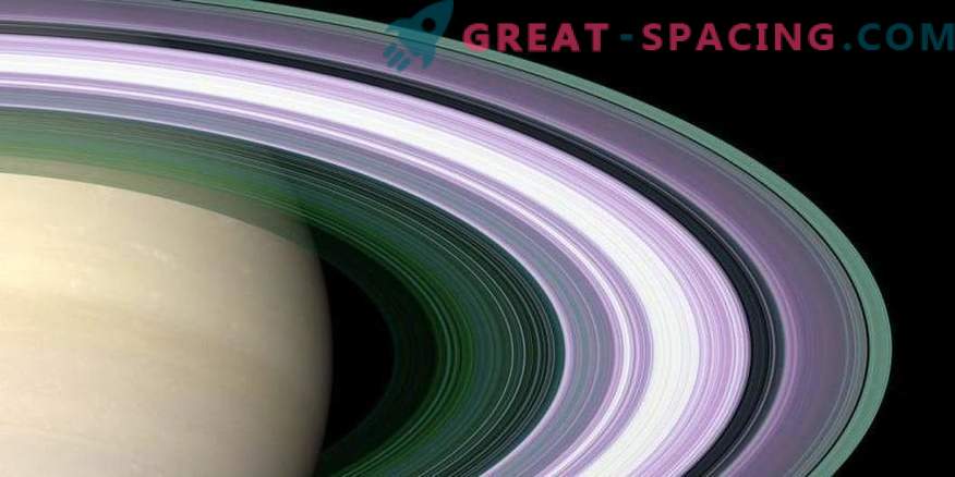 Сондата на Касини валците со Сатурновите прстени