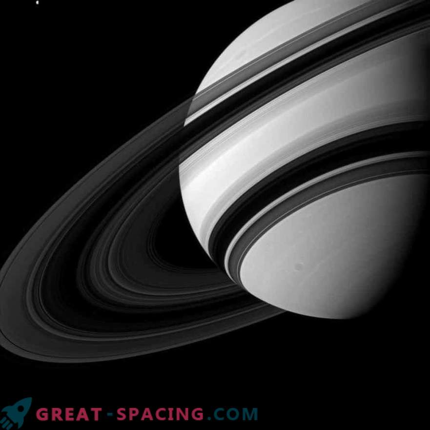Апаратот Касини го запалил небото на Сатурн