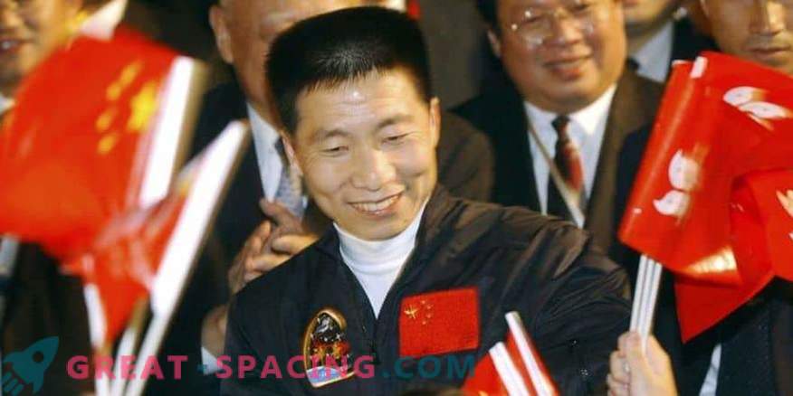 Кина ја зголемува екипажот на сметка на цивилните астронаути
