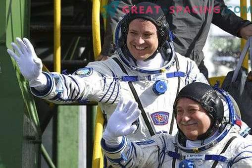 Капсулата на Унијата со астронаутите започна на ISS