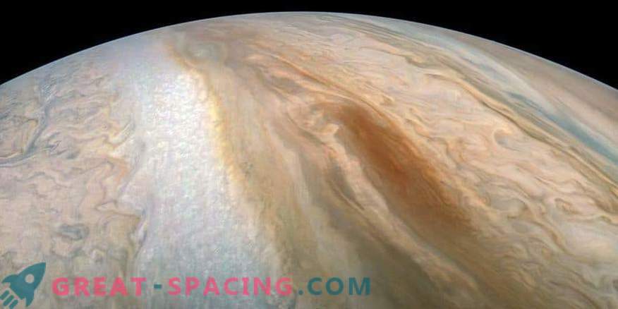 Браун барж плива во атмосферата на Јупитер