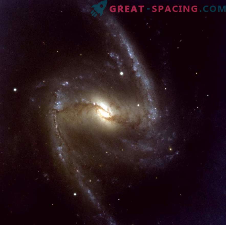 Старото раѓање и протокот на гас во галаксијата NGC 1365