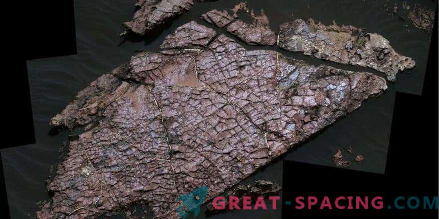 Сува пукнатина го одредуваат обликот на водата на Марс