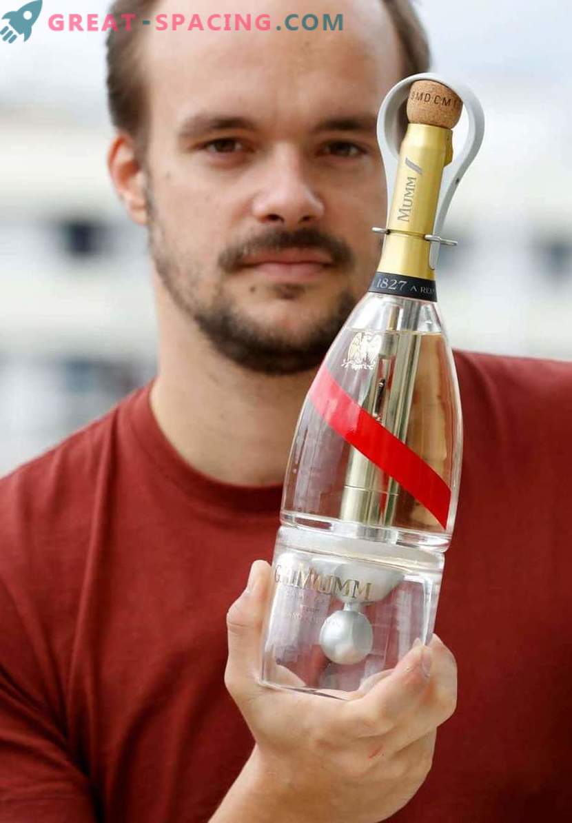 Шампањ во вселената! Шише Zero-G им овозможува на туристите да уживаат во пијалок во бесконечен простор
