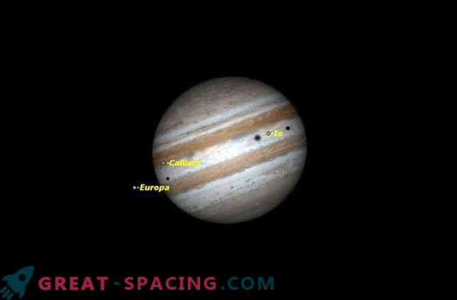 3 месечини од Јупитер на површината на планетата