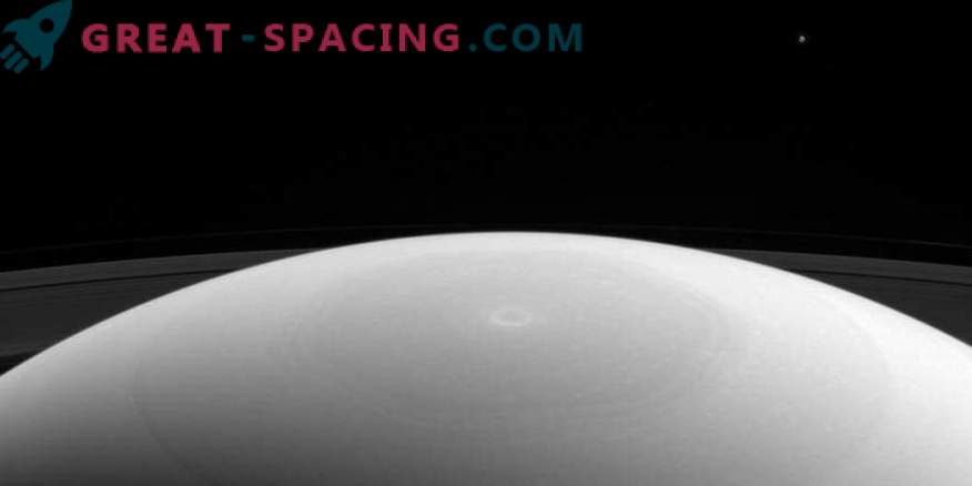 Мимас над Северниот пол на Сатурн