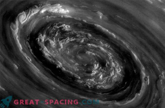 Грмотевици на Сатурн може да бидат предизвикани од огромни поларни циклони