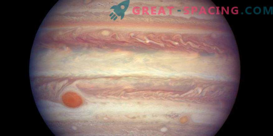 Хабл го погодува Јупитер од близок опсег
