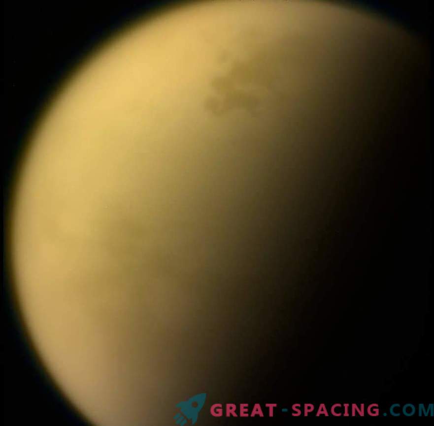 На Титан најде отровен мраз облак