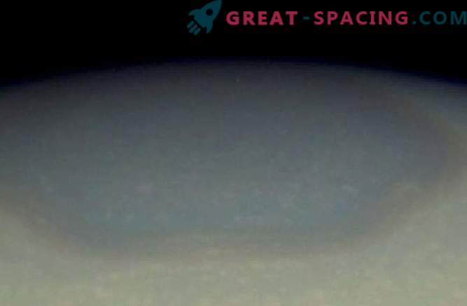 Северниот Пол на Сатурн ја промени бојата. Но, зошто?