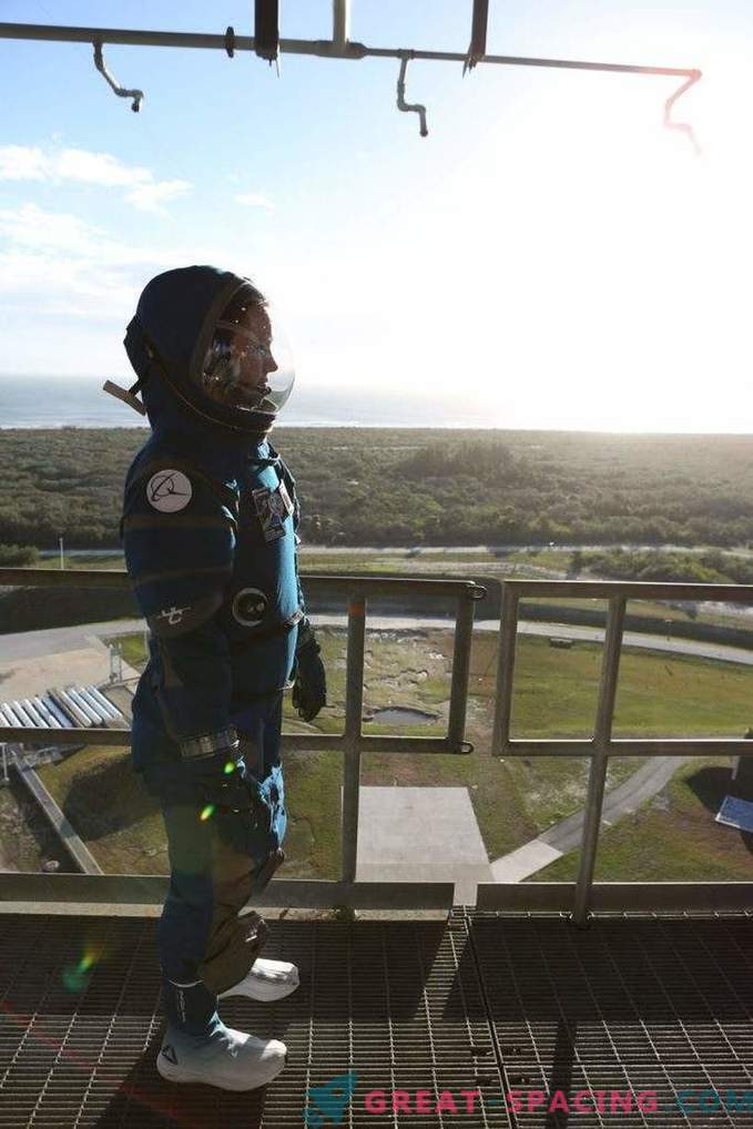 Боинг демонстрира примамливи вселенски одела за астронаутите