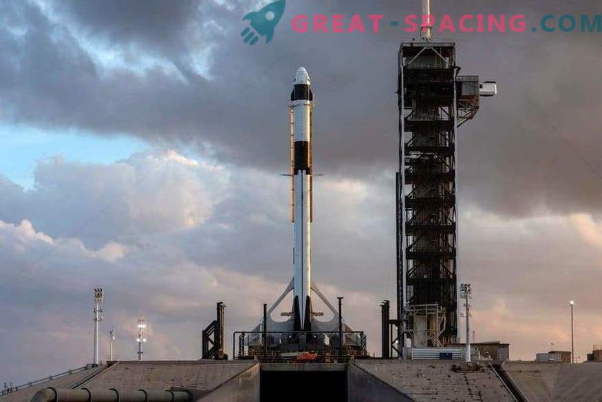 Првата екипа на SpaceX на стартната рампа
