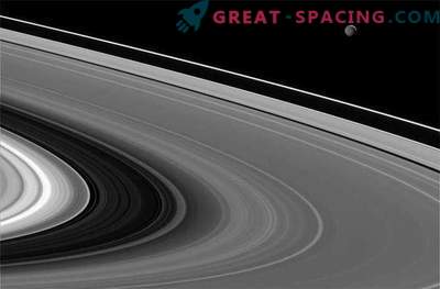 Мистериозната мима се истура во сончевите зраци од Сатурн